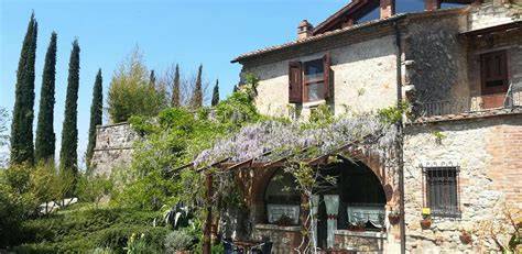 Villa storica con ulivi e mura antiche