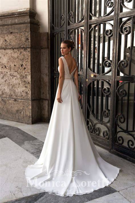 Abito da sposa con fiocco sulla schiena