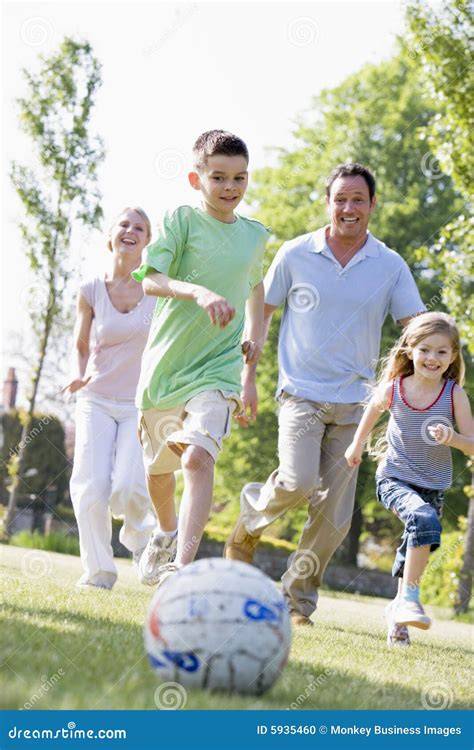 Famiglia italiana che gioca all'aperto