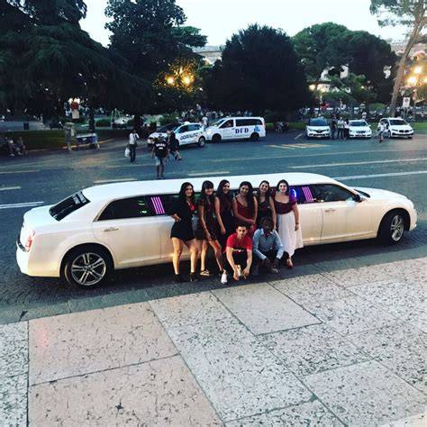 Limousine bianca per addio al nubilato