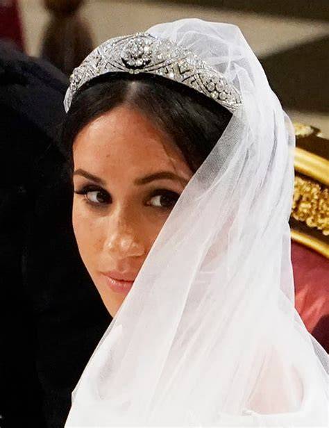 Dettaglio dell'abito da sposa di Meghan Markle e della tiara