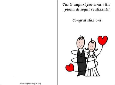 Coppia di sposi che legge un biglietto di auguri