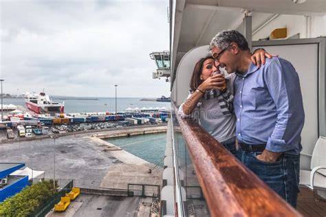 coppia romantica sul ponte di una nave da crociera