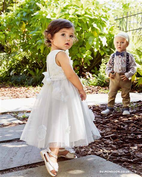 Bambini in abiti da cerimonia come paggetti e damigelle