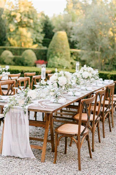 Interno del Warren Banquet & Event Center con tavoli allestiti per un matrimonio