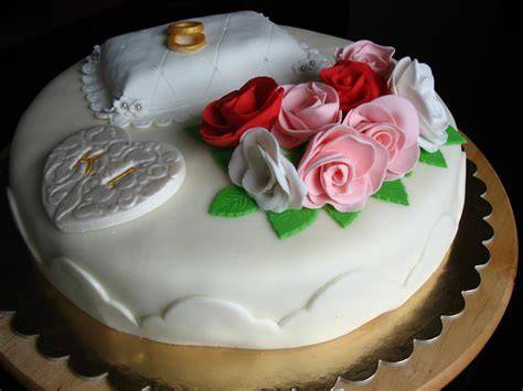 torta nuziale con fedi