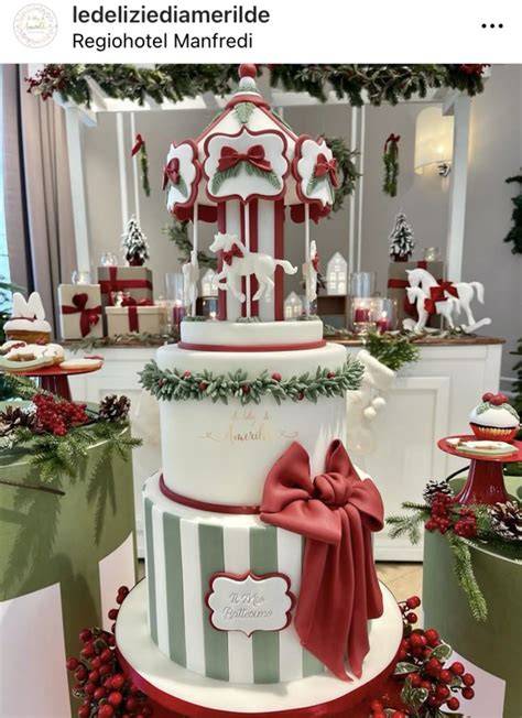 Torta nuziale a tema Natale con decorazioni rosse e verdi