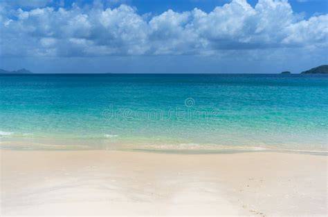 Foto di una spiaggia tropicale con sabbia bianca e acqua cristallina