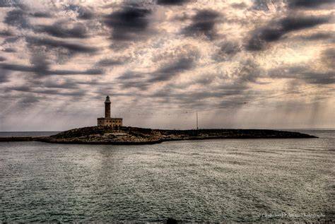 Faro storico affacciato sul mare