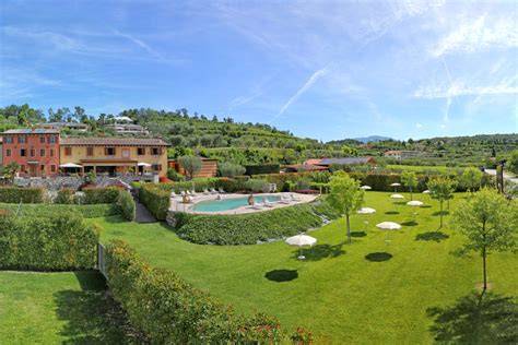 Agriturismo con piscina immerso nel verde