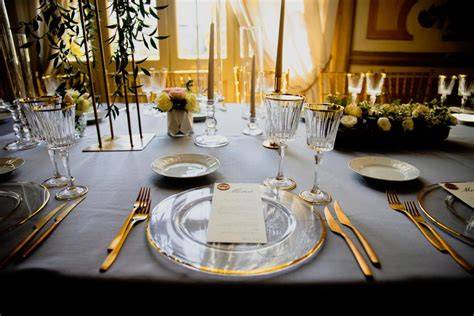 Dettagli di una mise en place elegante per un matrimonio