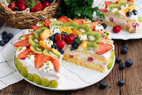 Dettaglio di una torta nuziale decorata con crema e frutta fresca