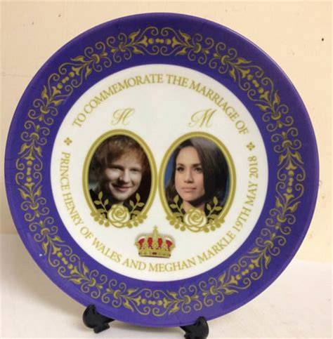 Piatto commemorativo con foto di Ed Sheeran al posto del Principe Harry