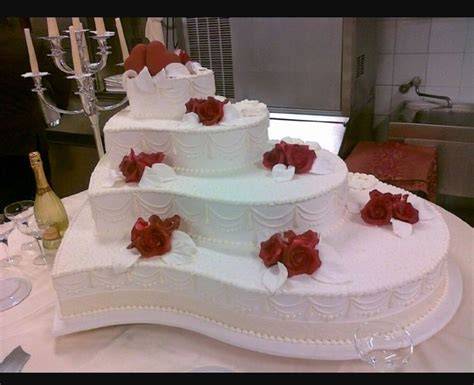 Torta nuziale a forma di cuore