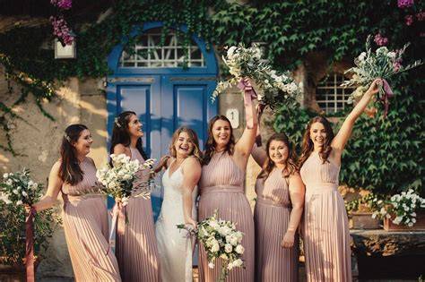 Damigella d'onore che consola la sposa
