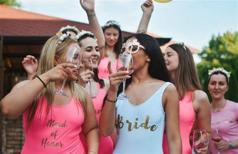 Gruppo di damigelle che organizzano una festa di addio al nubilato