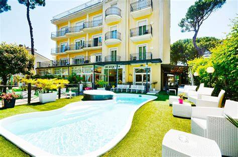 Piscina di un hotel a Milano Marittima