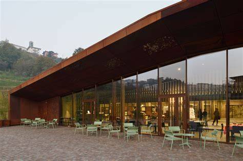 Piazzale e portici della Cantina Martinelli