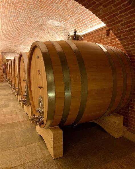 Dettaglio delle botti storiche nella barricaia