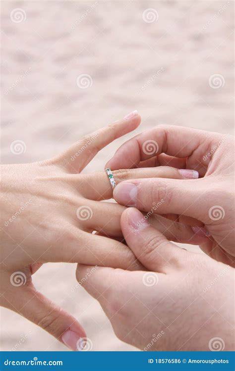 anello perso sulla spiaggia