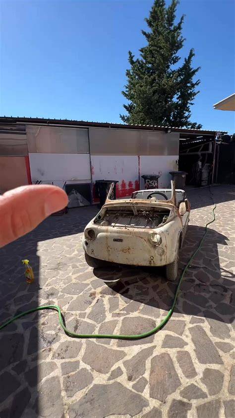 Dettaglio di una Fiat 500 d'epoca decorata per matrimonio
