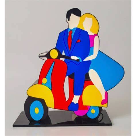 Coppia su una Vespa decorata
