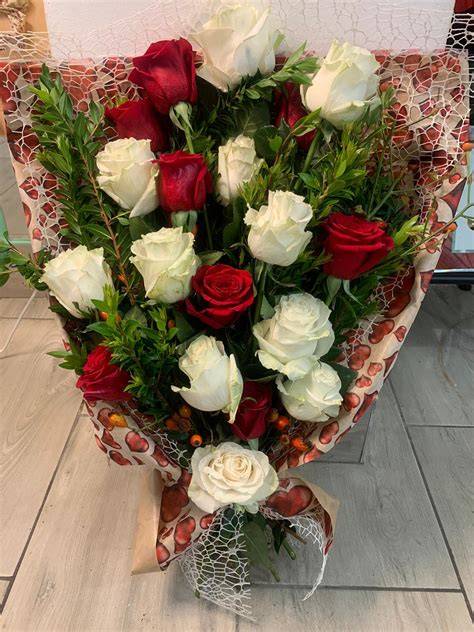 Bouquet di fiori misti con rose rosse e bianche