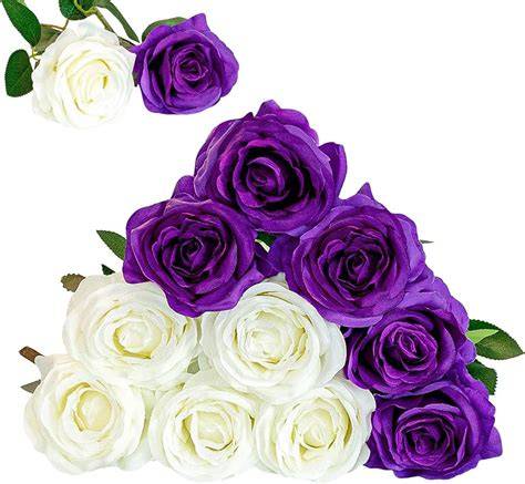 Iris viola e bianchi con rose bianche