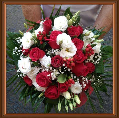 Bouquet di rose rosse con nastro d'argento