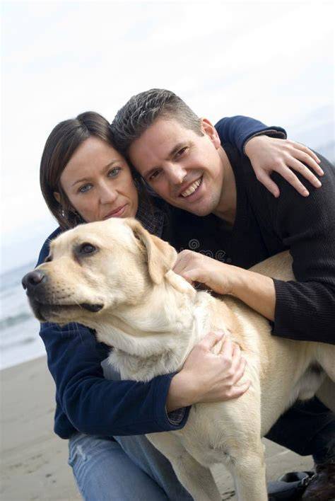 coppia felice con cane in viaggio