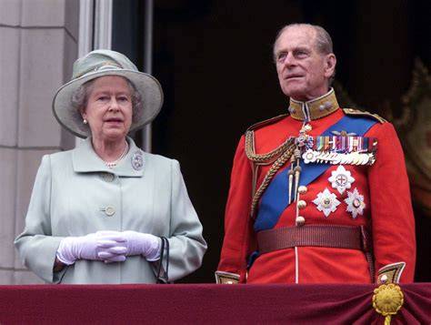Regina Elisabetta e Principe Filippo che arrivano alla cappella di Windsor