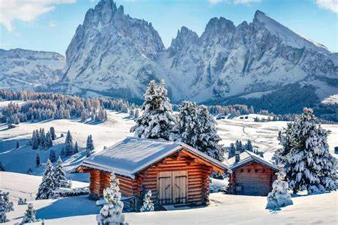 Paesaggio montano con baita e neve