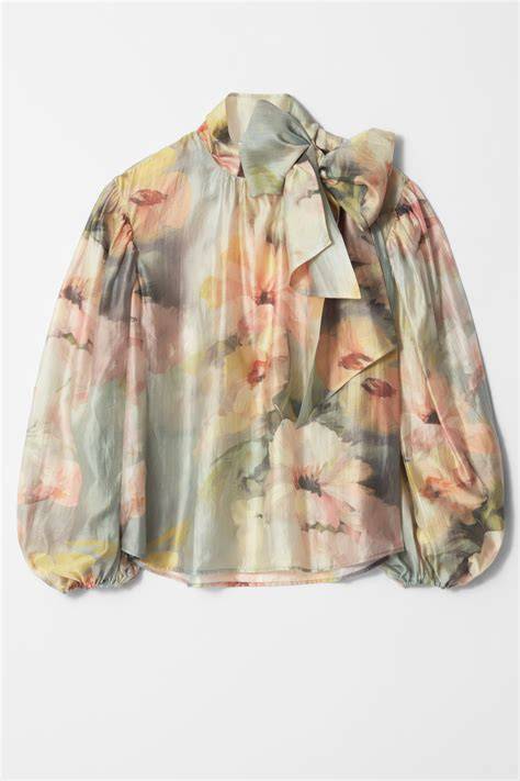 Dettagli di una blusa elegante: fiocco e maniche a sbuffo