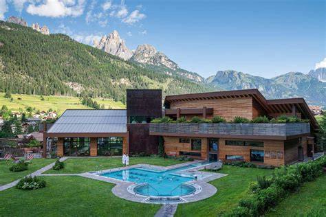 Spa QC Terme Dolomiti con vasca idromassaggio e bottiglie di spumante