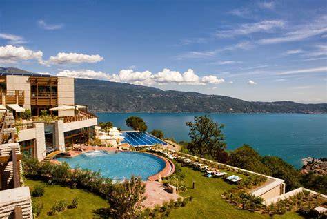 Vista panoramica del Lefay Resort & Spa sul Lago di Garda