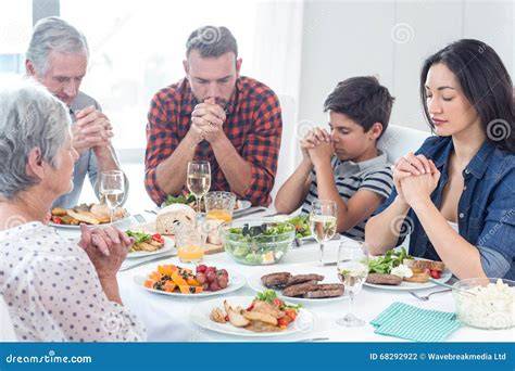 famiglia che prega insieme