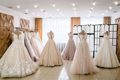 Atmosfera di un atelier da sposa con abiti eleganti