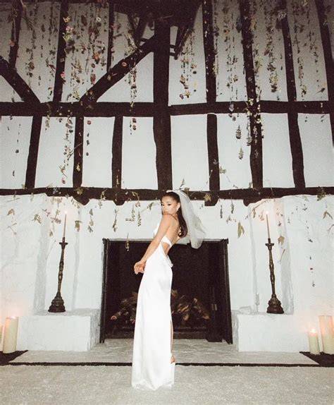 Dettaglio dell'abito da sposa di Vera Wang per Ariana Grande