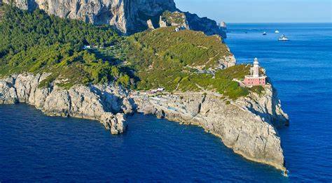 Vista panoramica del faro di Punta Carena a Capri
