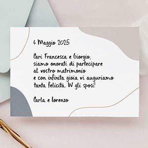 Coppia che scrive un biglietto d'auguri per matrimonio