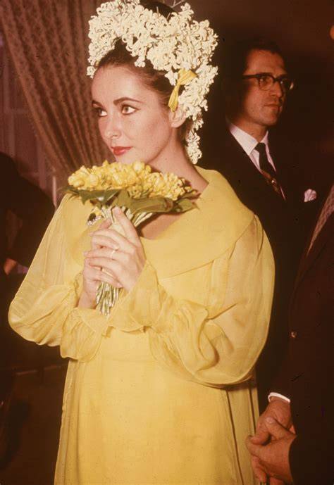 Elizabeth Taylor in abito da sposa giallo