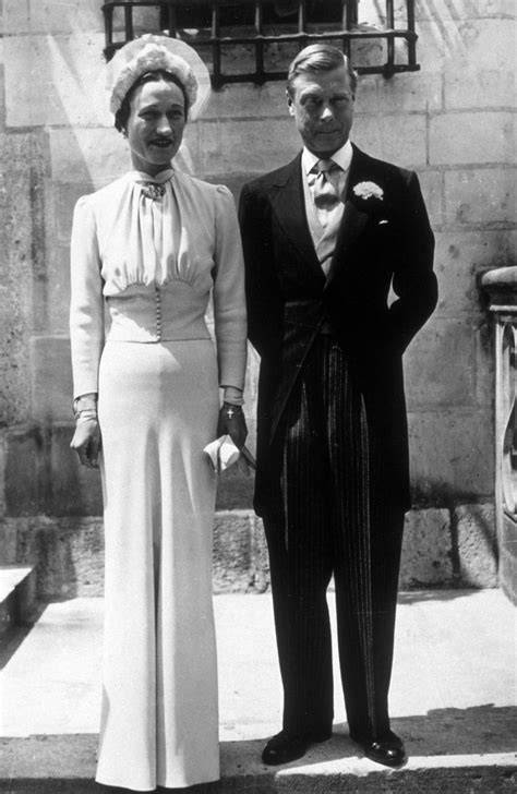 Wallis Simpson in abito blu chiaro