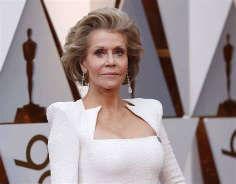 Jane Fonda in miniabito bianco