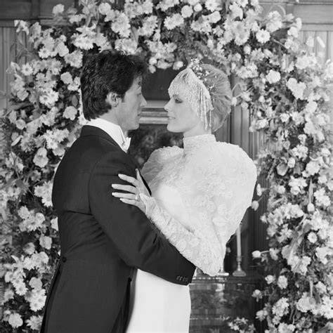Brigitte Nielsen con abito da sposa stravagante