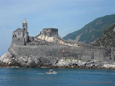 Panorama di Portovenere con il castello e la chiesa di San Pietro