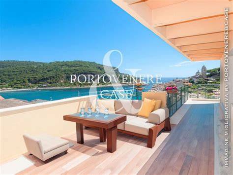 Coppia di sposi felici a Portovenere con vista mare