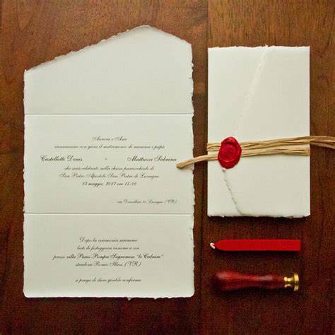 Design di partecipazioni di matrimonio eleganti su carta avorio