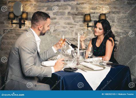 Coppia che brinda con champagne
