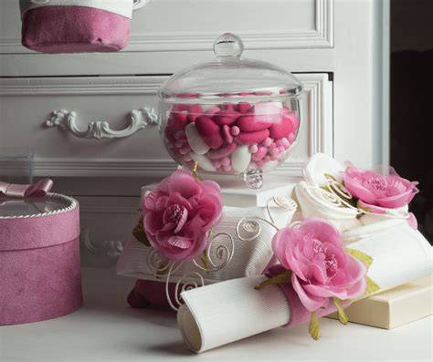 Composizione di bomboniere artigianali assortite