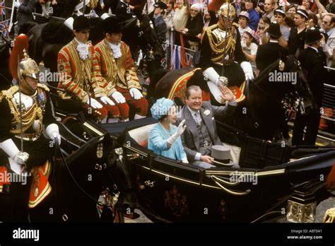 Carlo e Diana in carrozza dopo il matrimonio